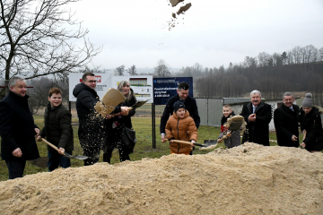 Łopaty pod budowę sali gimnastycznej w Zagorzycach poszły w ruch